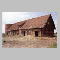 071-1104 Paterswalde 1990. Ein alter Fachwerkstall im schlechten Zustand neben einem Silo in unmittelbarer Naehe der Paterswalder Kirche .jpg